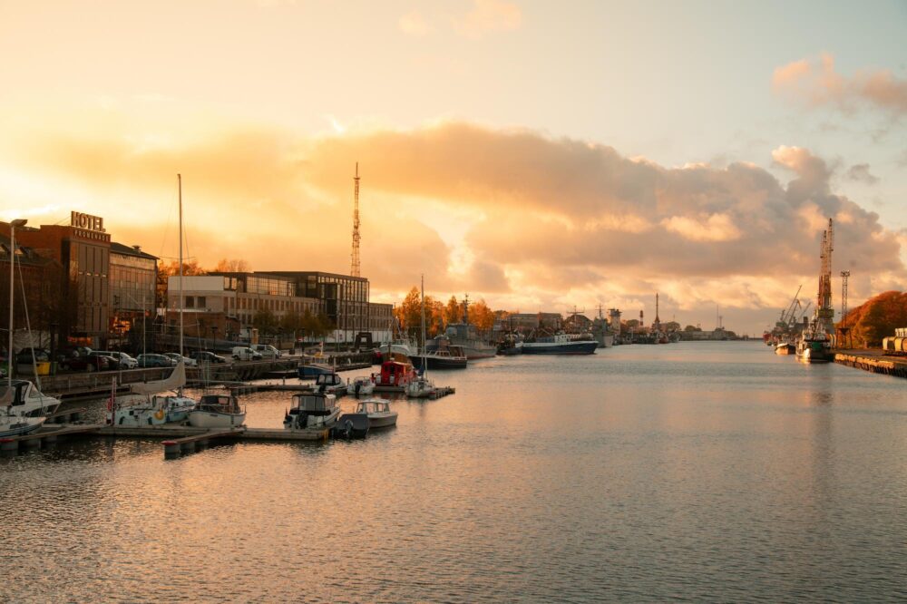 Le port de Liepāja au coucher du soleil