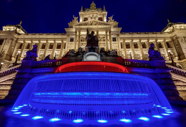Le superbe bâtiment et la fontaine éclairée du musée national de Prague