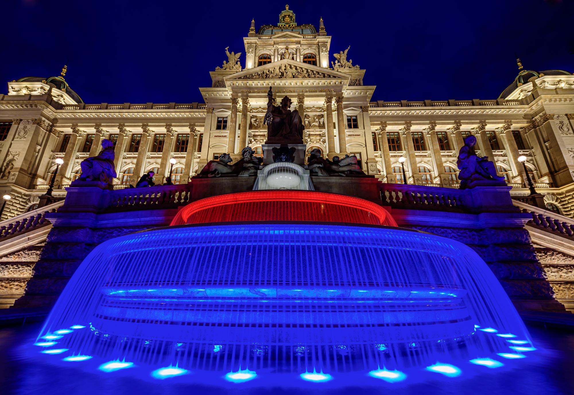 Le superbe bâtiment et la fontaine éclairée du musée national de Prague