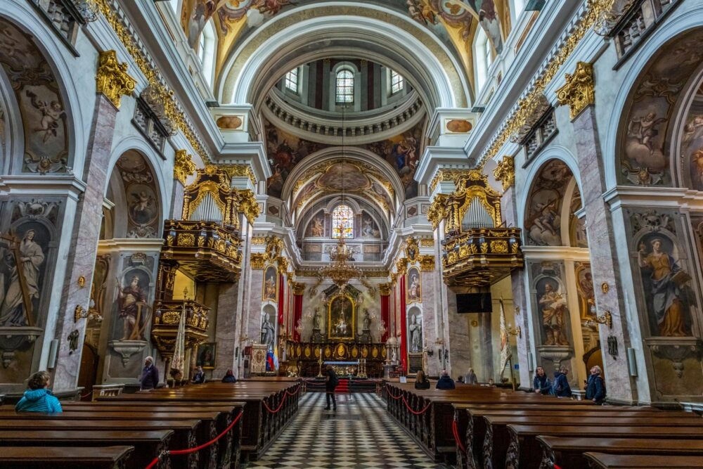 Le superbe intérieur de la cathédrale Saint-Nicolas à Ljubljana