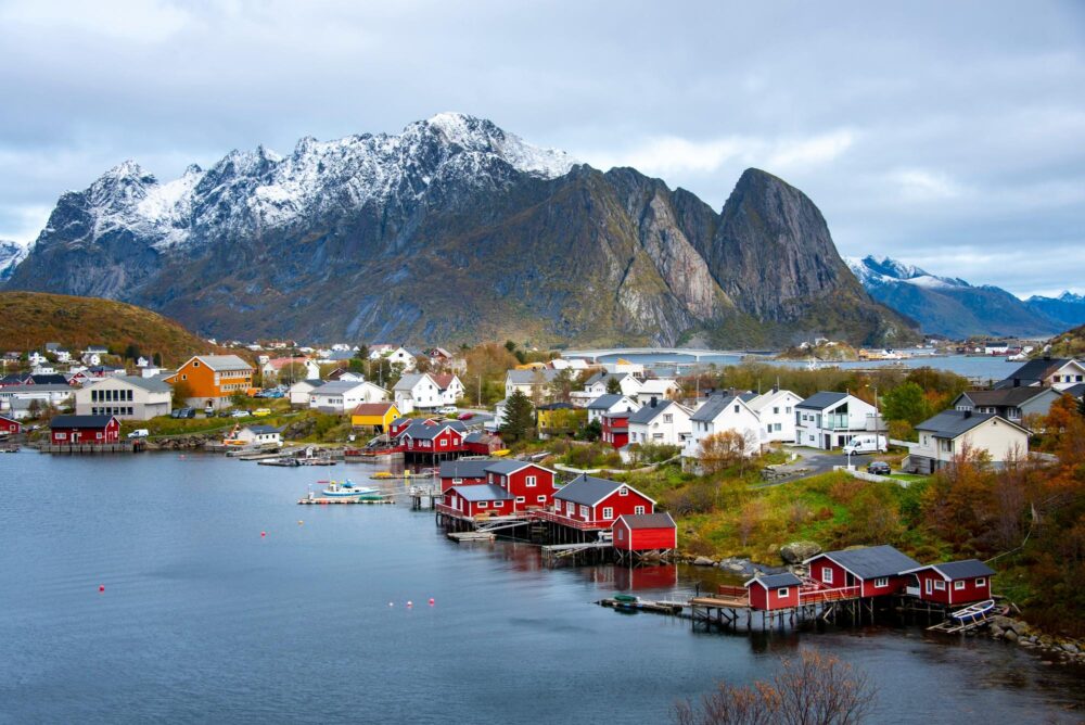 Le village de Reine dans les îles Lofoten en Norvège