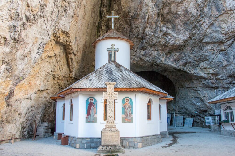 L'église à l'entre de la grotte du Monastère Ialomițioara
