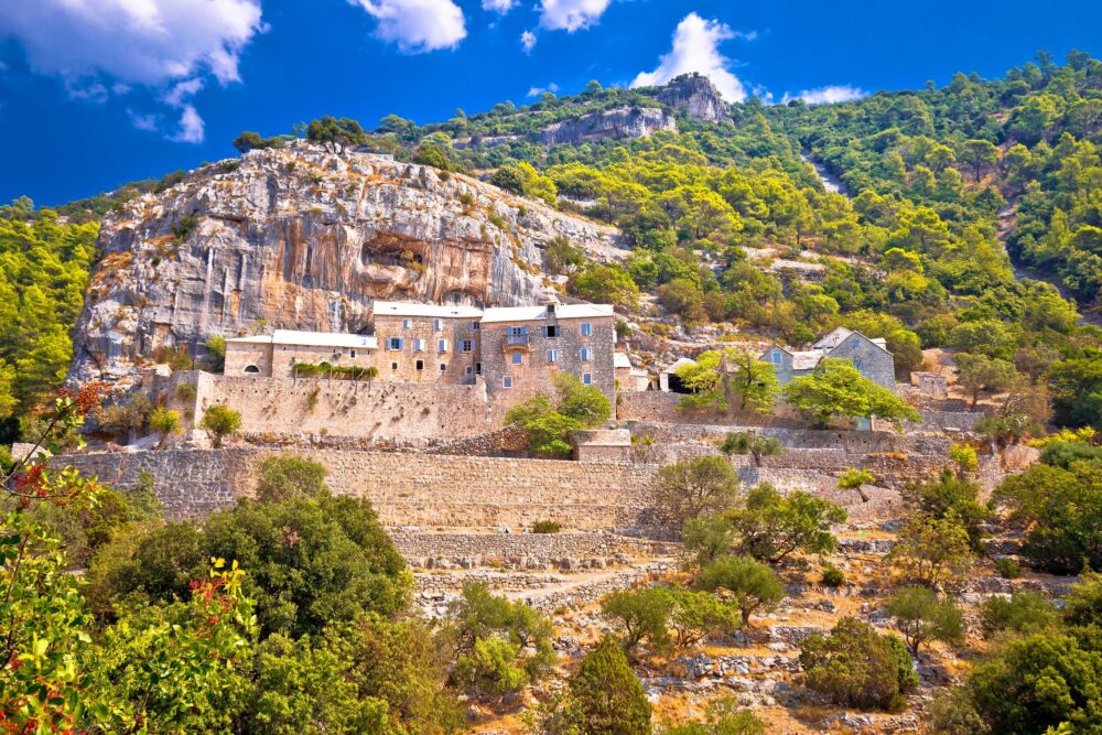 L'ermitage de Pustinja Blaca sur rocher, île de Brac, Dalmatie, Croatie