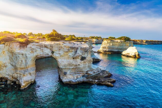Les Faraglioni de Sant’Andrea, Pouilles, Italie