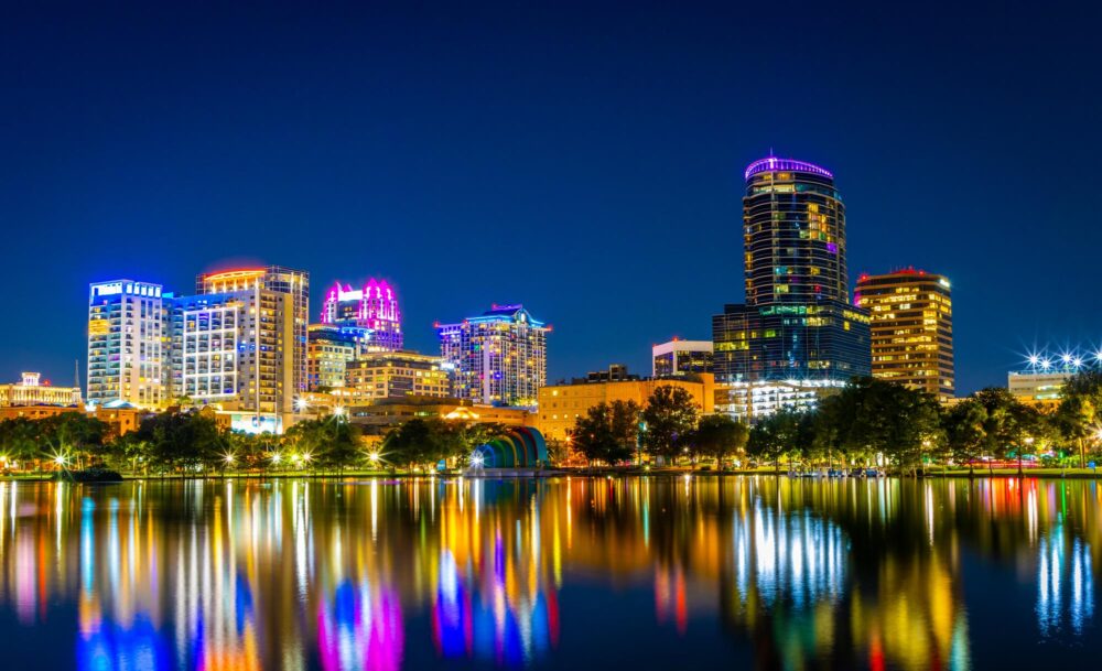 Les bâtiments de Downtown Orlando se reflétant dans le lac Eola