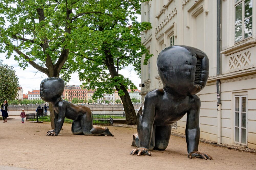 Les bébés en bronze de l'artiste tchèque David Cerny situées à côté du musée Kampa à Prague