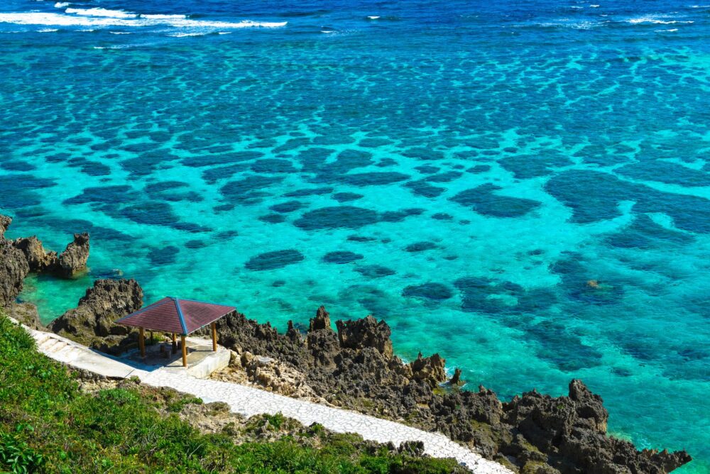 Les eaux turquoise incroyables de l'île Miyako