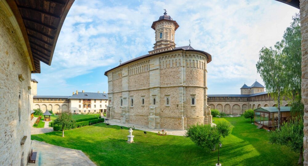Les remparts et l'église du monastère de Dragormina
