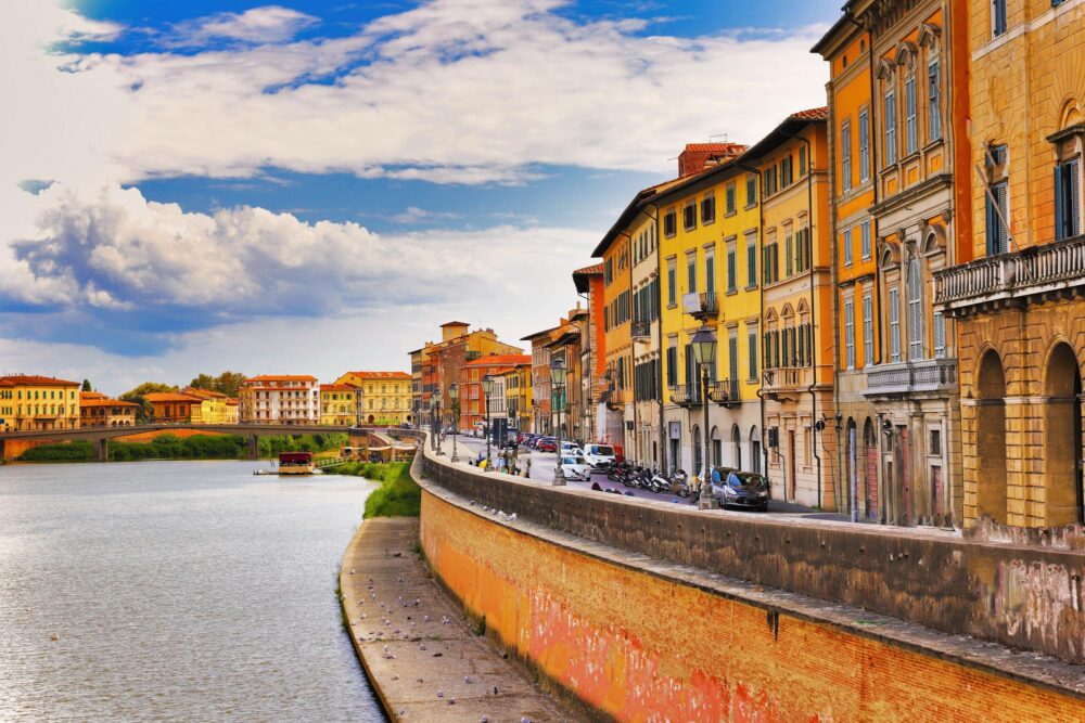Les rives du fleuve Arno à Pise, Italie