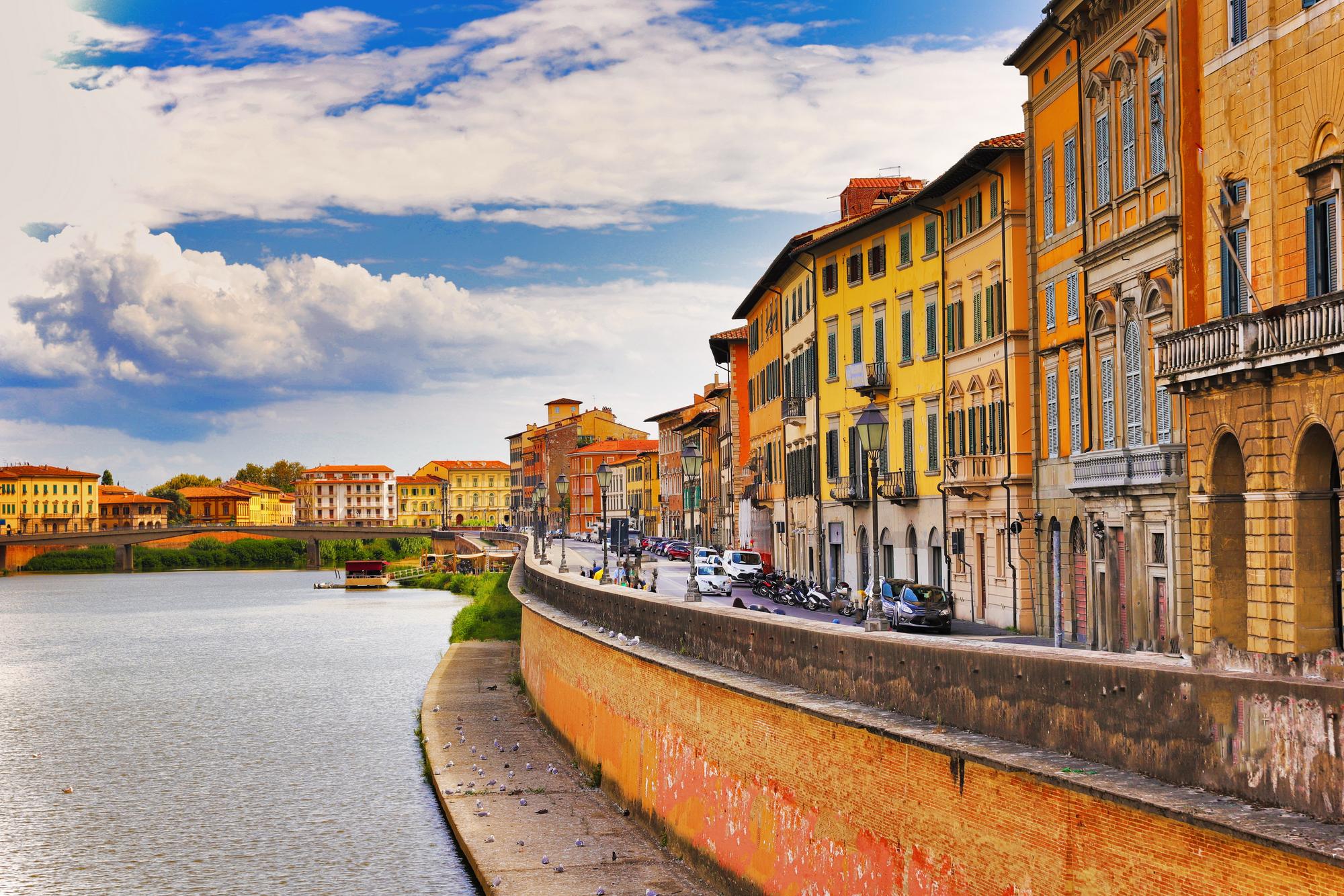 Les rives du fleuve Arno à Pise, Italie