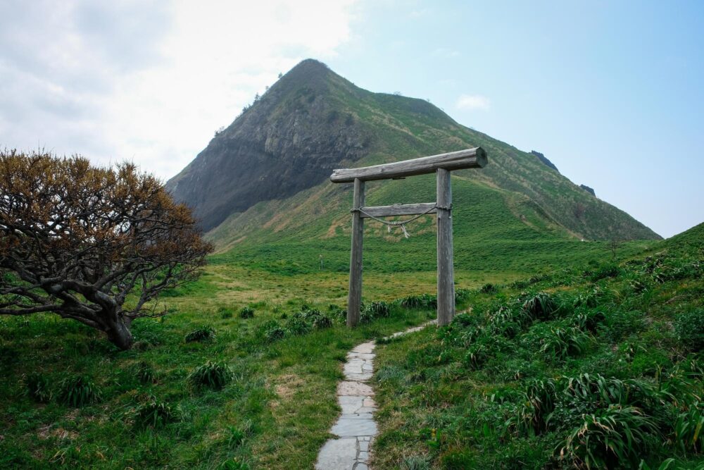 Les torii et les paysages montagneux de l'île de Sado au Japon