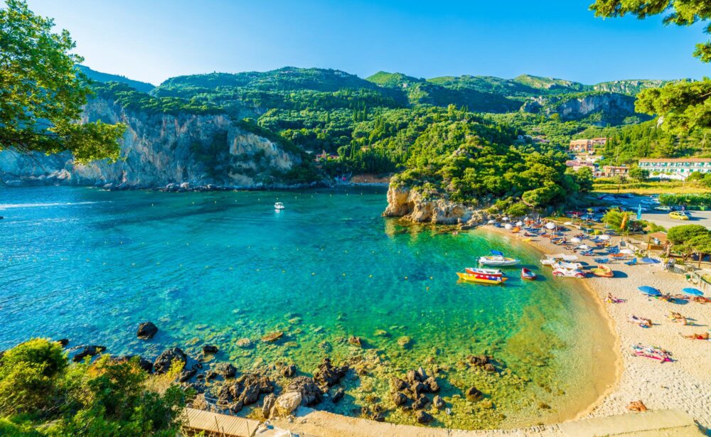 L'une des magnifiques plages de Paleokastrítsa à Corfou