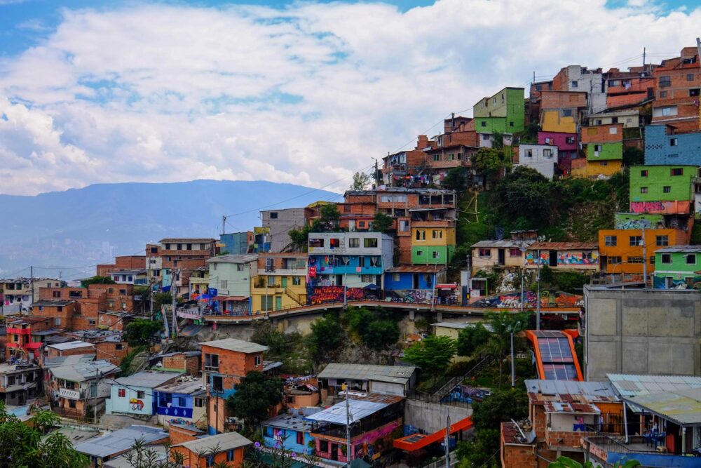 Maisons colorées de la Comuna 13 à Medellín en Colombie