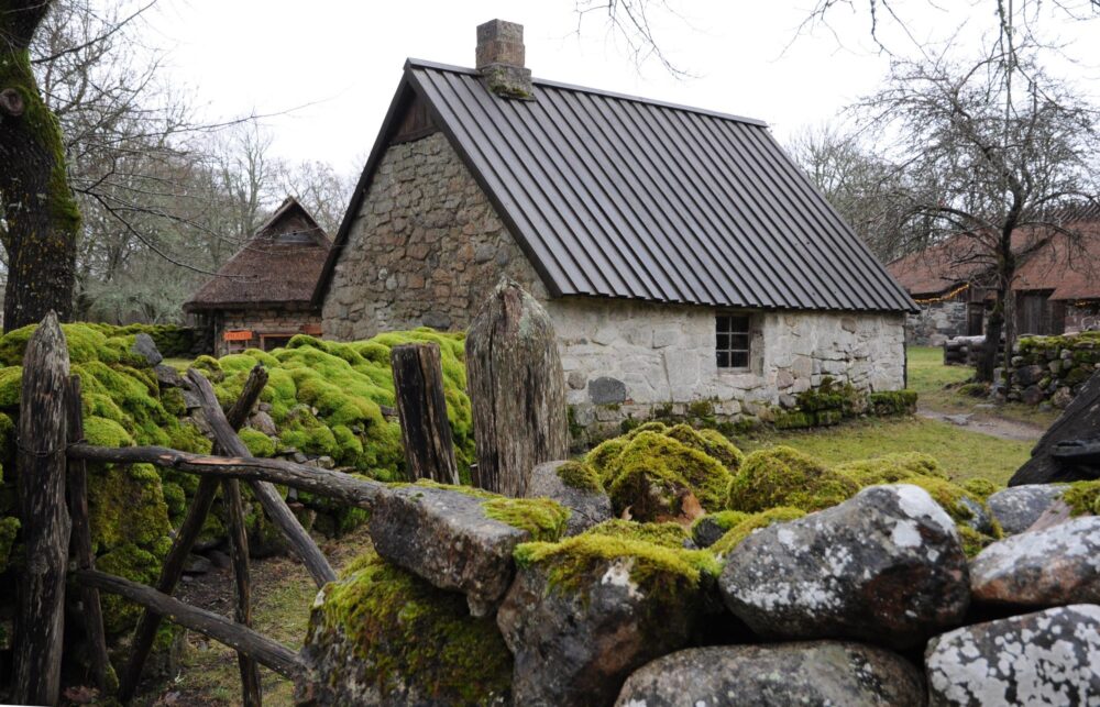 Maisons de Koguva en Estonie, sur l'île de Muhu