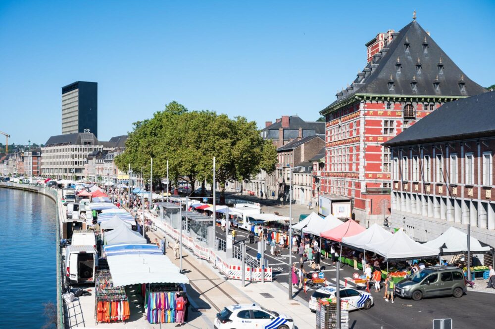Marché dominical sur les rives de la Meuse à Liège, Belgique