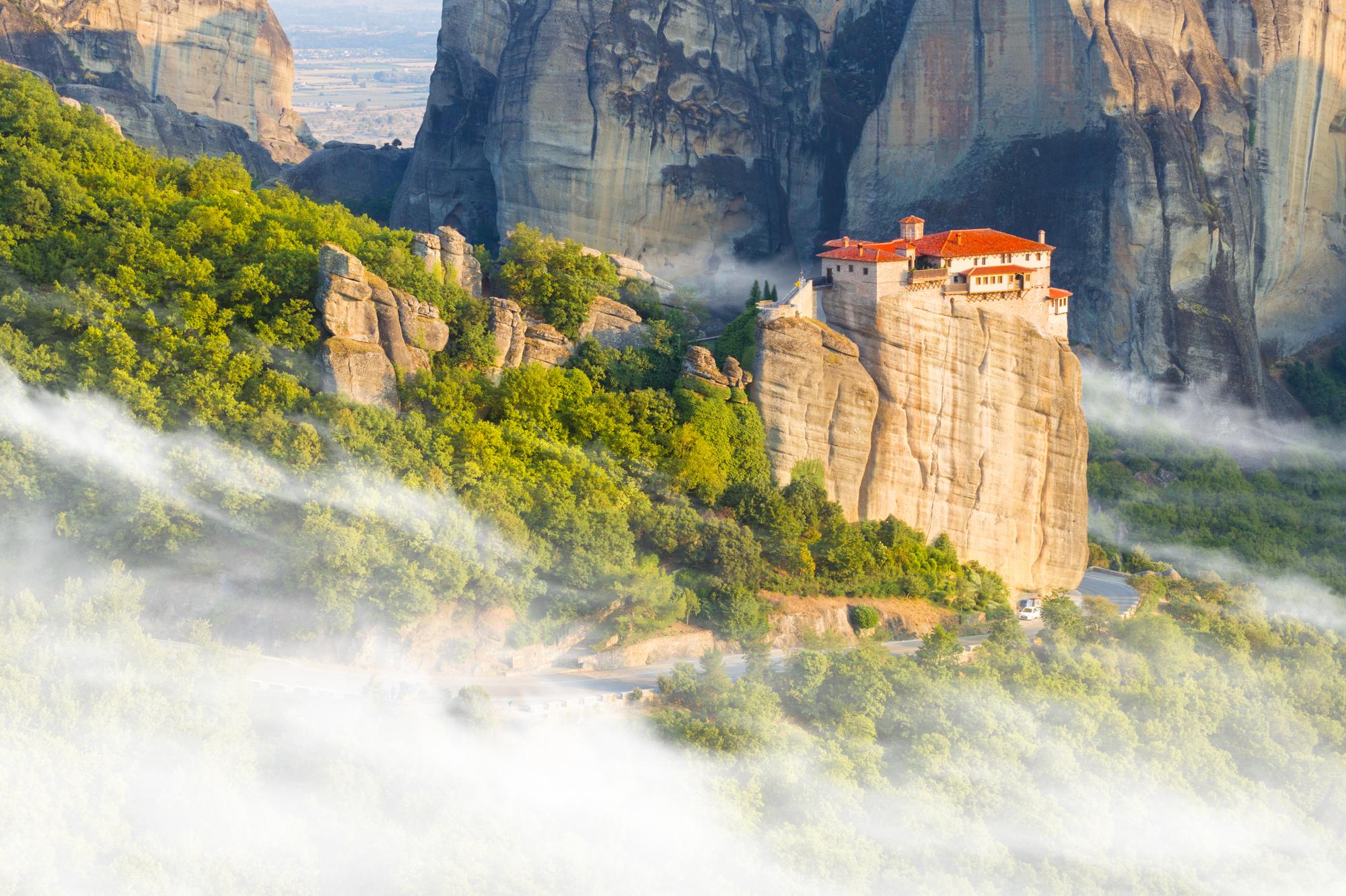 Monastère perché des météores en Grèce entouré de nuages