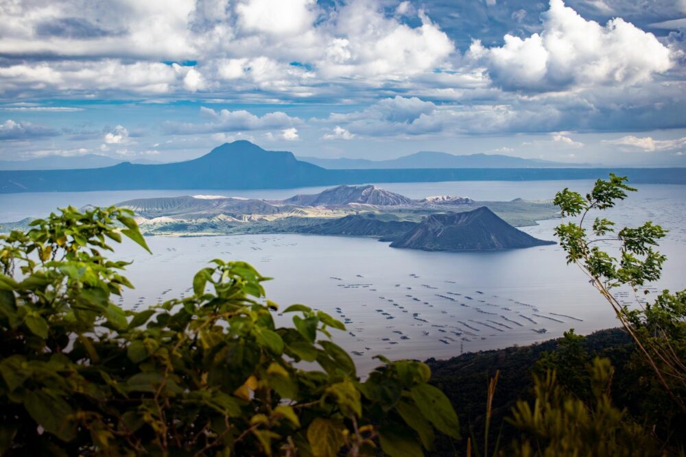 Mont et lac Taal aux Philippines