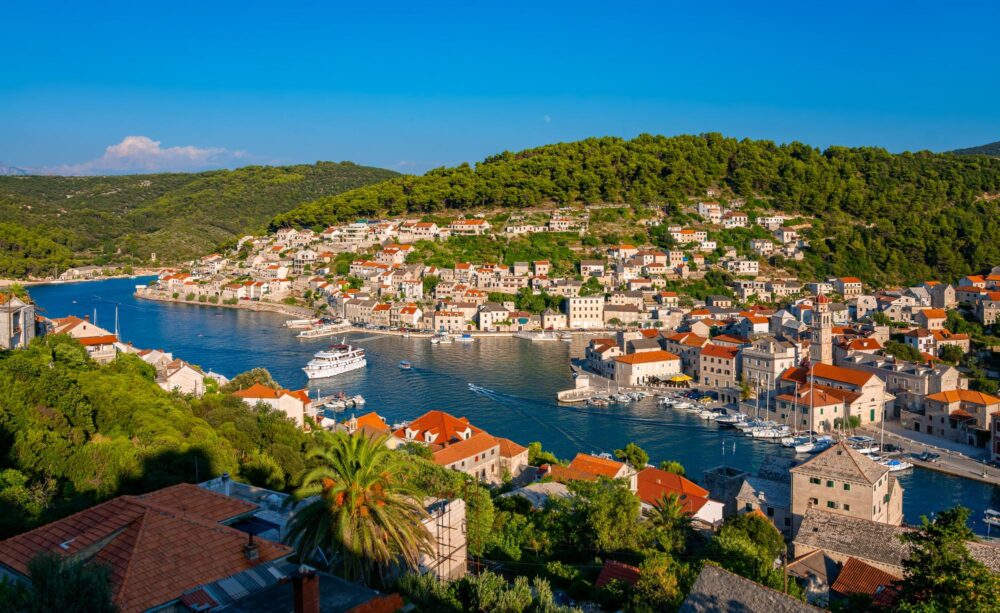 Panorama de la station balnéaire avec le fjord de Pučišća sur l'île croate de Brač