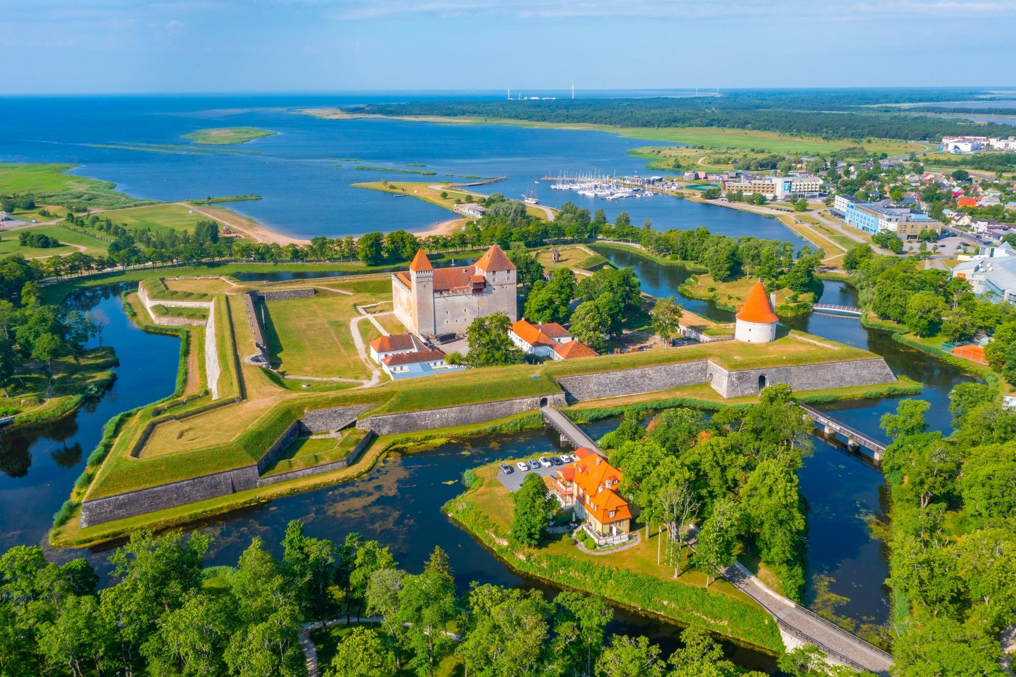 Panorama du château de Kuressaare sur l'île de Saaremaa en Estonie