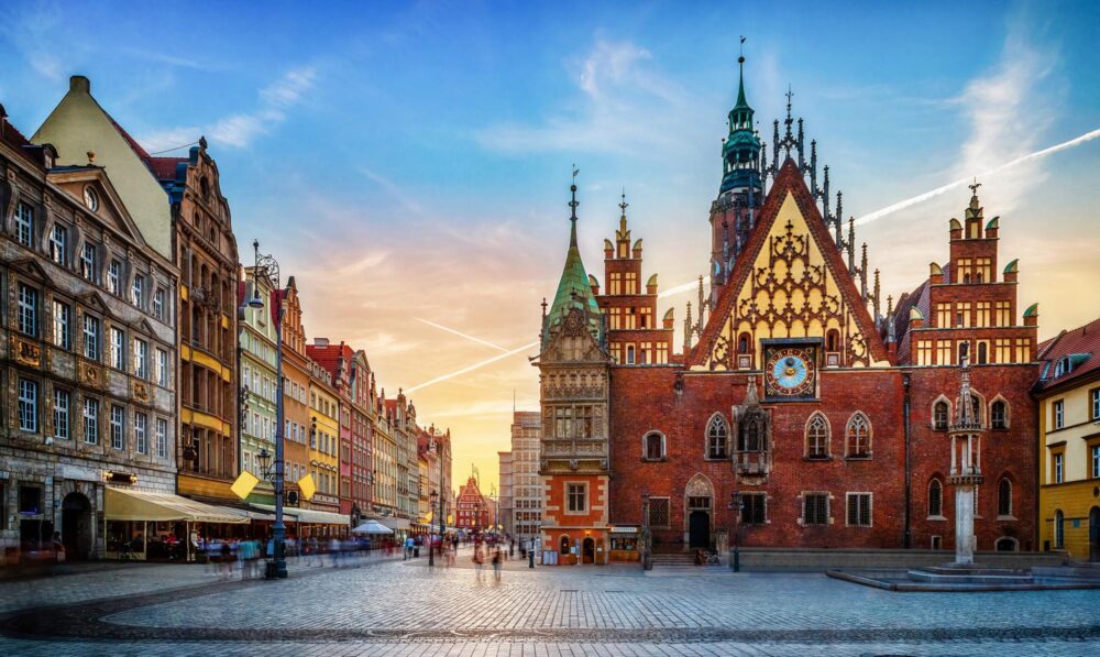 Place du marché central de Wroclaw avec vieilles maisons et coucher du soleil, Pologne