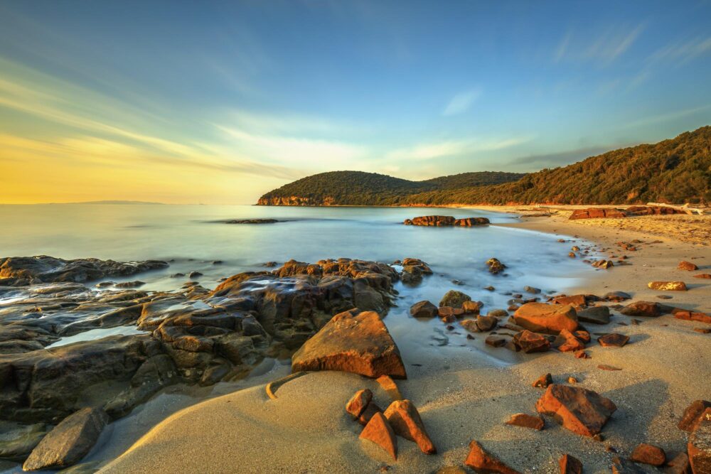 Plage de Cala Violina en Toscane au coucher de soleil