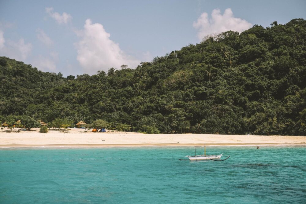 Plage de Mahabang Buhangin aux Philippines