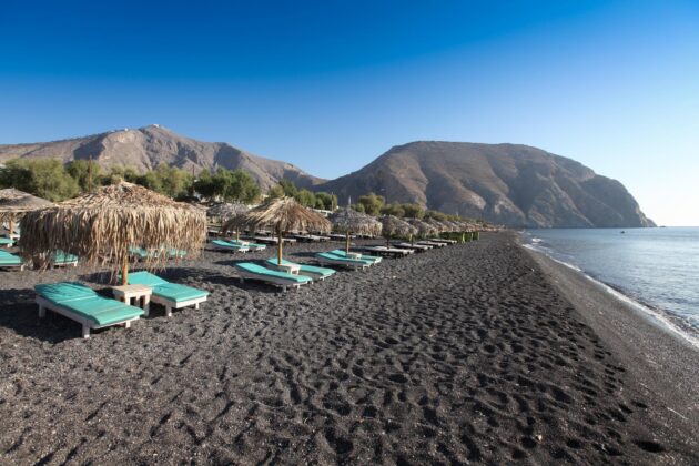 Plage de Perissa à Santorin