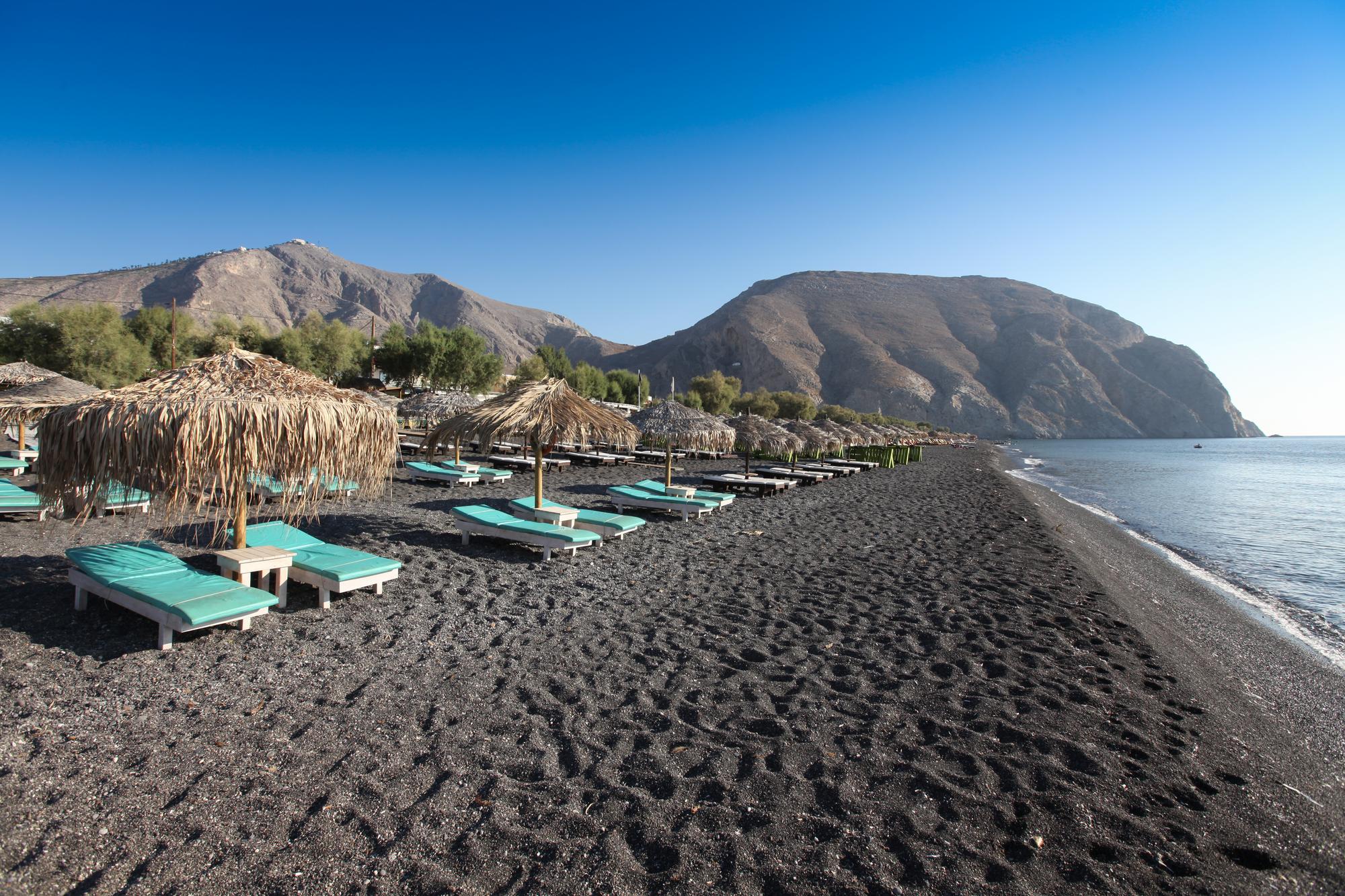 Plage de Perissa à Santorin