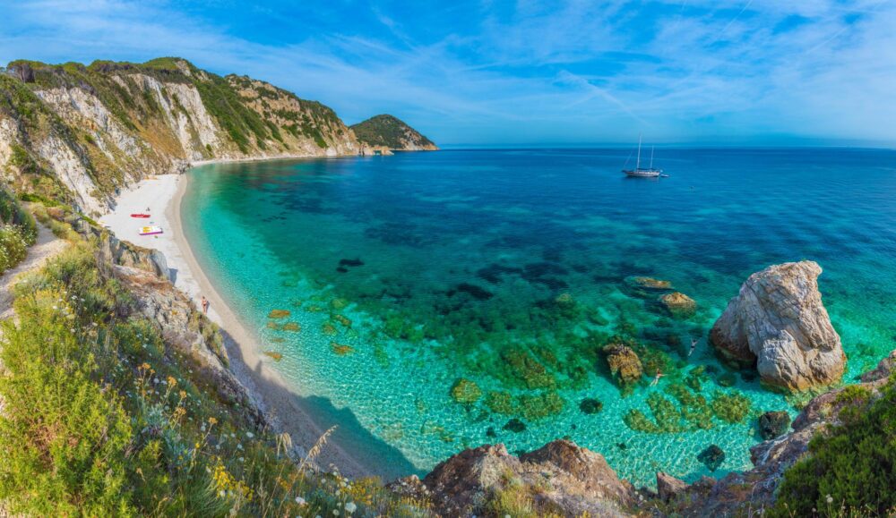 Plage de Sansone aux eaux turquoise sur l'île d'Elbe, Toscane, Italie.