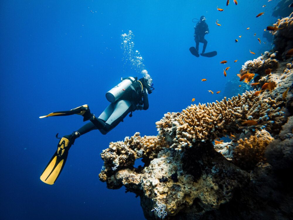 Plongeurs dans le Blue Hole de Dahab