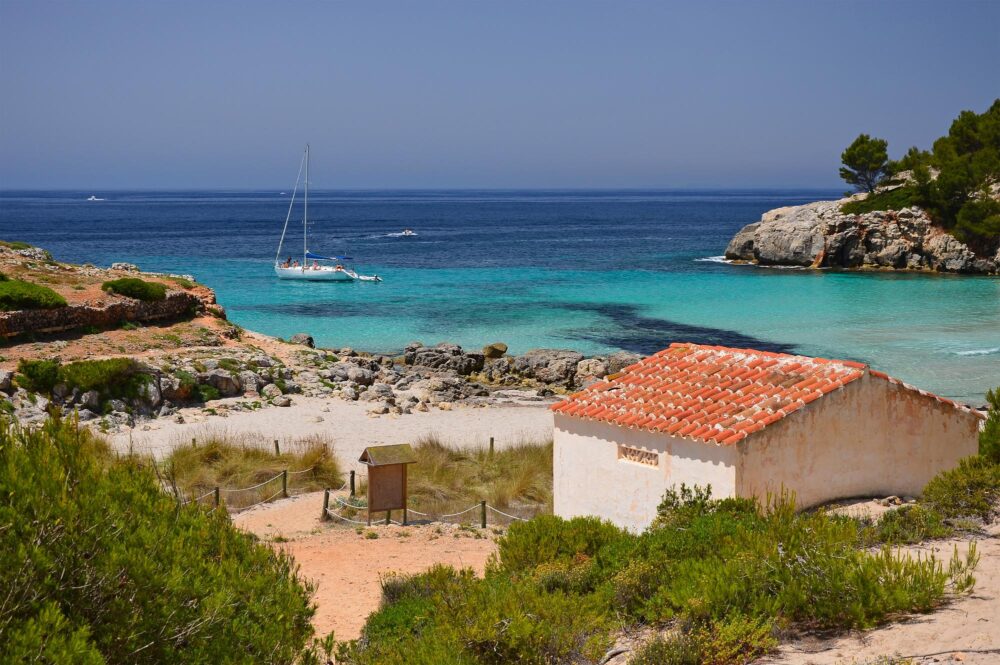 Plongez dans les eaux transparentes de Cala Escorxada à Minorque