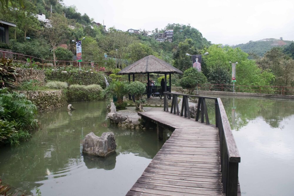 Promenade autour du BenCab Museum à Baguio, Philippines