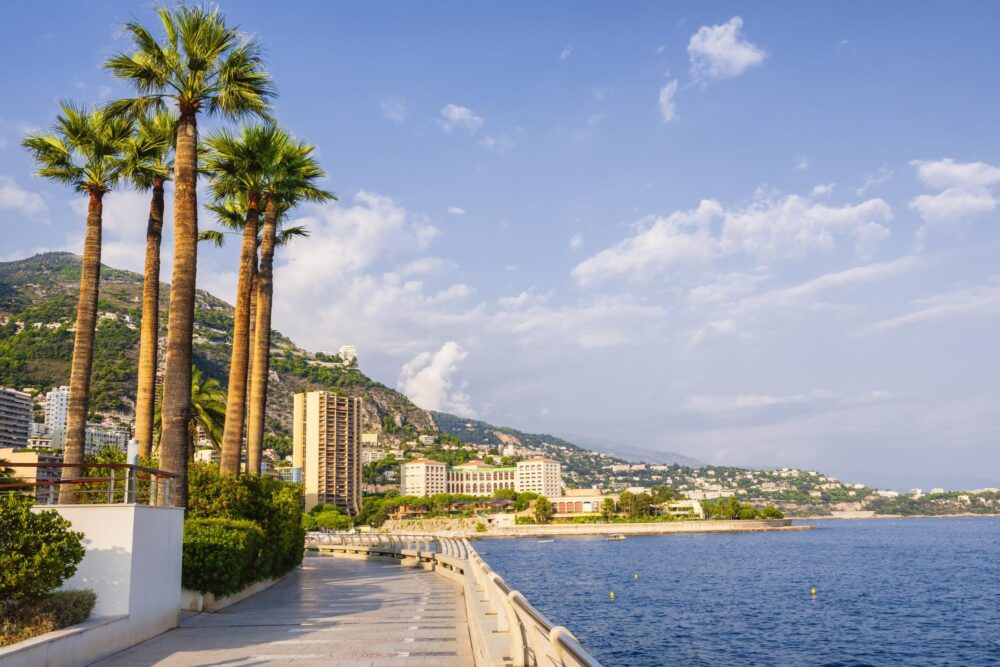 Promenade en bord de mer à Monaco
