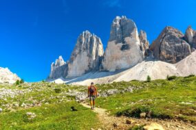 Randonneur sur un sentier en Italie