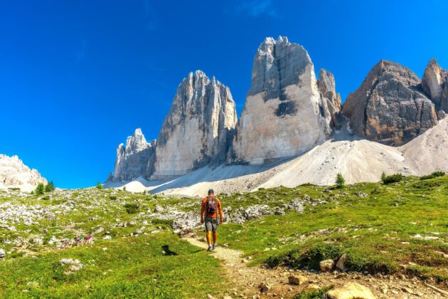 Randonneur sur un sentier en Italie
