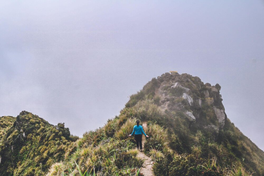Randonneuse au sommet du Mont Apo, Philippines