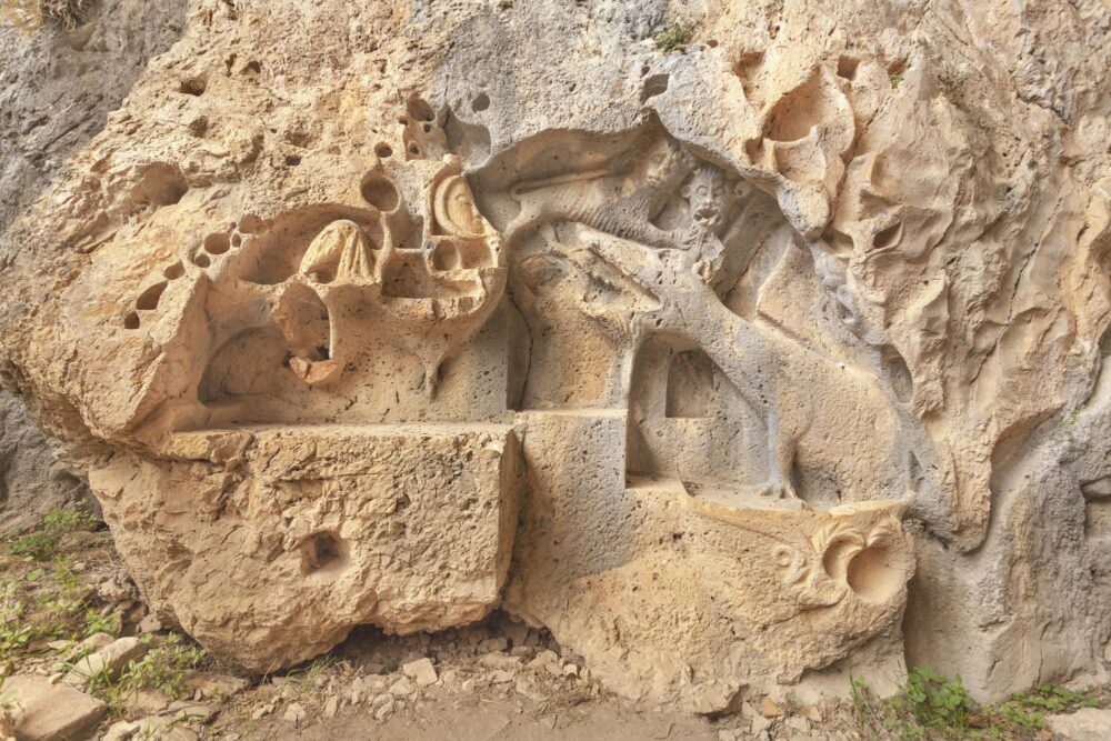 Relief d'un dragon sculpté à la grotte Zmajeva Špilja à Brač