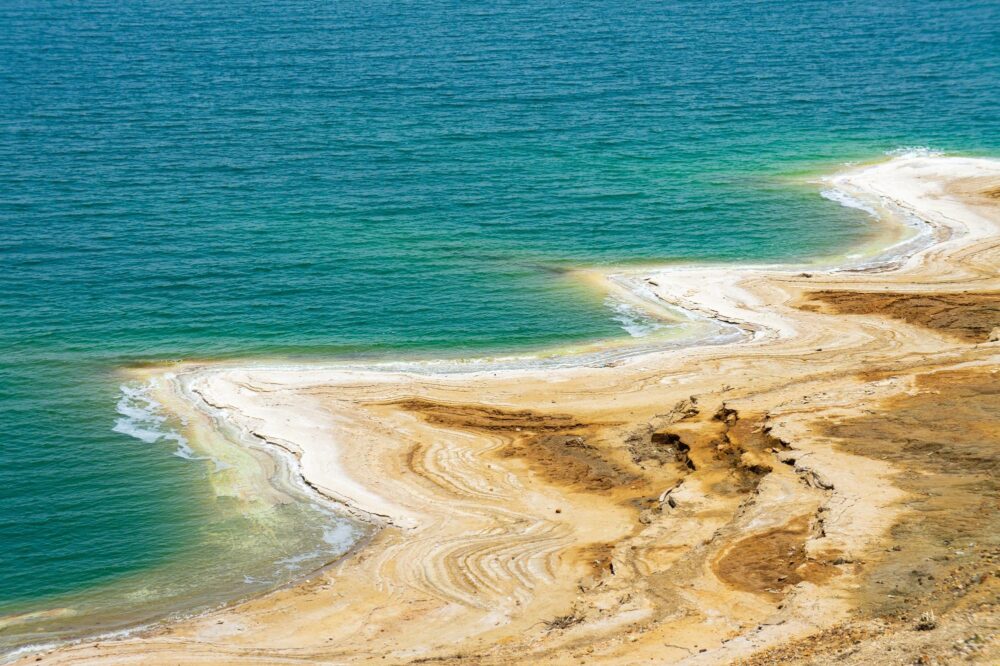 Rivage de la mer Morte avec des dépôts de sel blanc, Jordanie