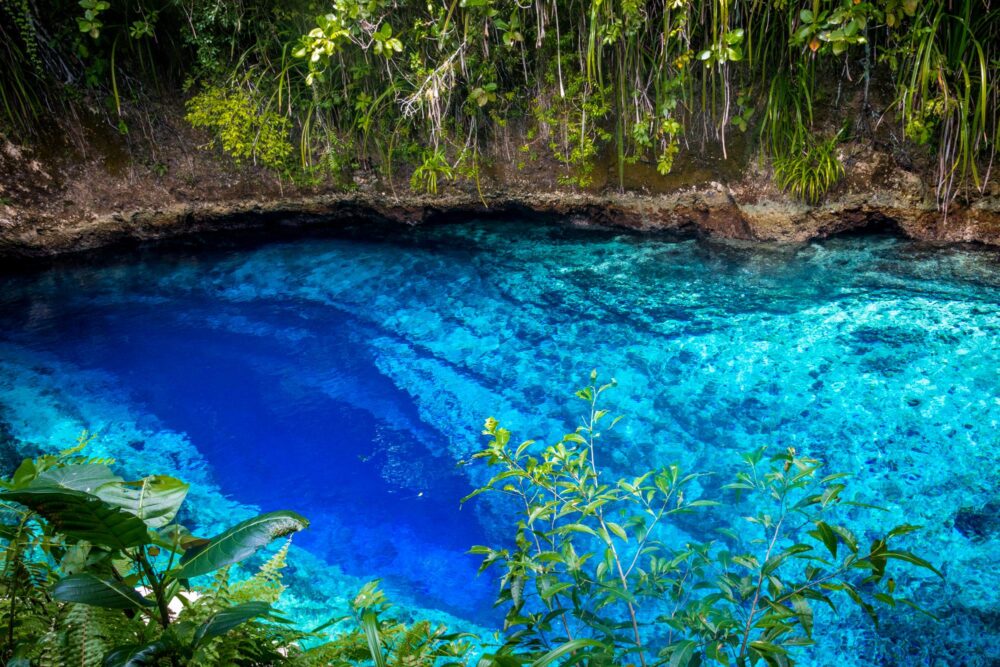 Rivière enchantée d'Hinatuan aux Philippines