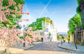 Rue dans le quartier Montmartre à Paris