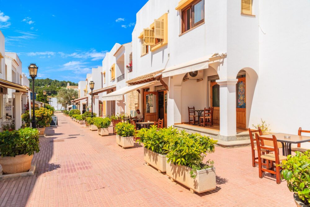 Rue typique du village de Sant Carles de Peralta à Ibiza