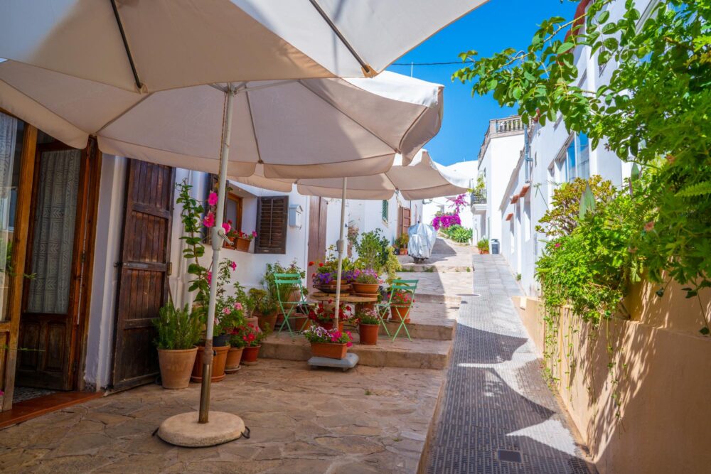 Rues du village de Sant Joan de Labritja à Ibiza dans les Baléares