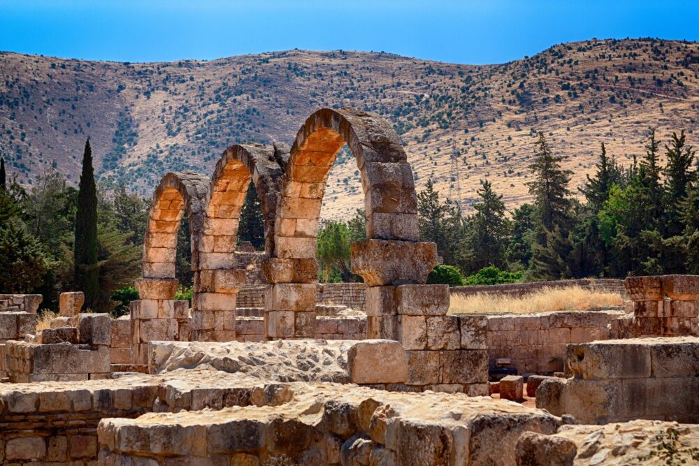 Ruines d'arches de petits palais de l'ère Omeyyade à Anjar, avec les montagnes de l'Anti-Liban en arrière-plan
