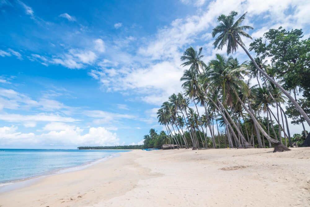 Saud Beach sur l'île de Luzon aux Philippines