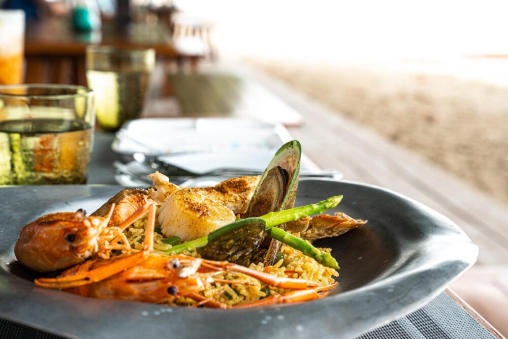 Savourez une bonne paella en bord de plage à Ibiza