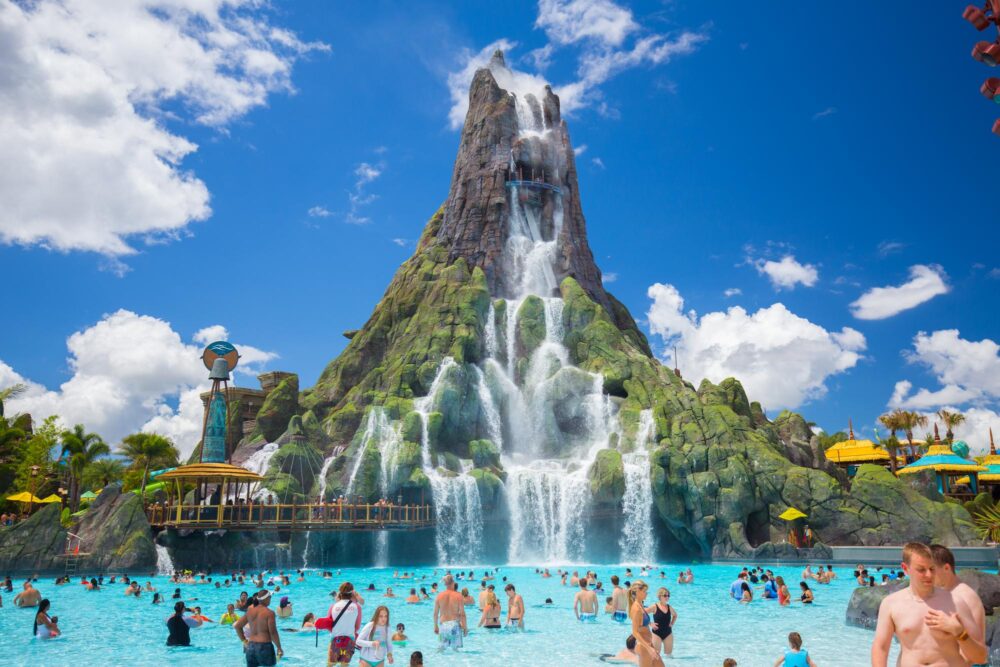 Se rafraîchir au parc aquatique Volcano Bay à Orlando