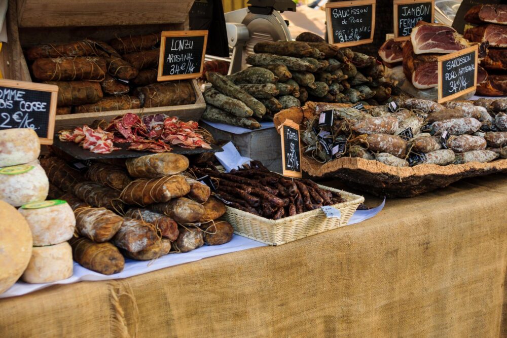 Stand de charcuteries sur un marché en Corse