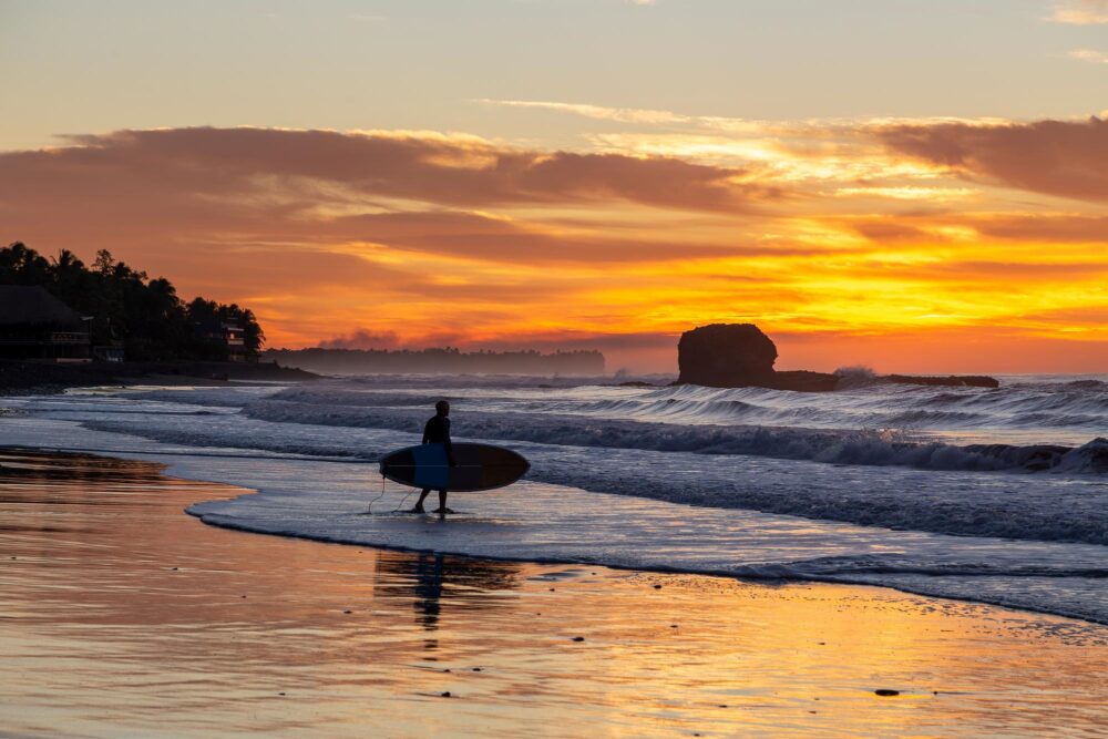 Surfeur sur la plage El Tunco
