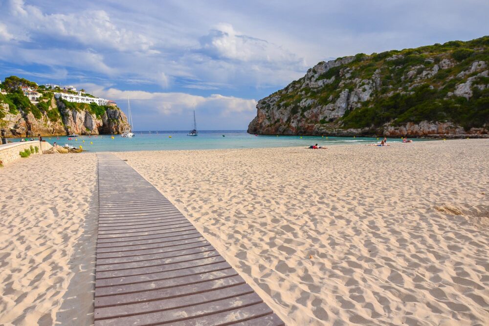 Un chemin en planches pour accéder à la belle plage de Cala en Porter à Minorque
