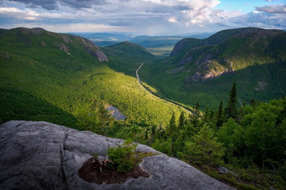 Une jolie vue sur la vallée depuis les montagnes de Charlevoix
